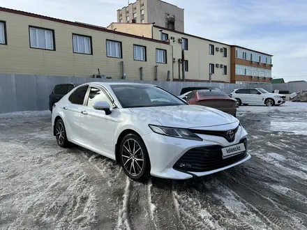 Toyota Camry 2021 года за 15 200 000 тг. в Уральск – фото 2