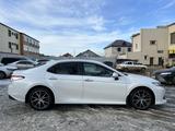 Toyota Camry 2021 года за 15 200 000 тг. в Уральск – фото 4