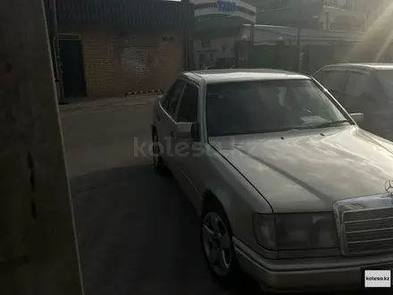 Mercedes-Benz E 300 1990 года за 1 450 000 тг. в Алматы – фото 2
