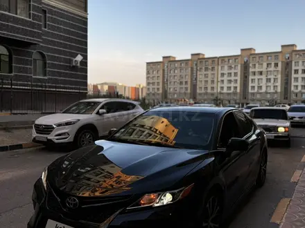 Toyota Camry 2018 года за 13 500 000 тг. в Жанаозен – фото 2