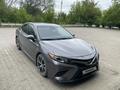 Toyota Camry 2018 года за 11 000 000 тг. в Актобе – фото 2