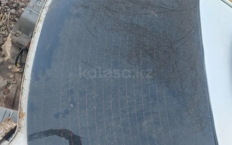 Заднее лобовое стекло Geely MK седан 2013г за 22 000 тг. в Актобе