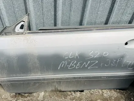 W209 CLK320 передний левый дверь за 30 000 тг. в Алматы