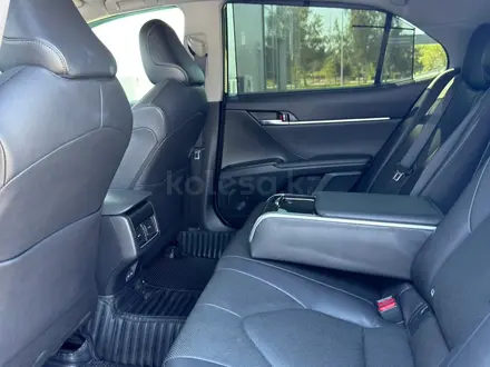 Toyota Camry Luxe 2023 года за 18 190 000 тг. в Кокшетау – фото 13