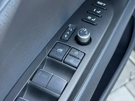 Toyota Camry Luxe 2023 года за 18 190 000 тг. в Кокшетау – фото 25