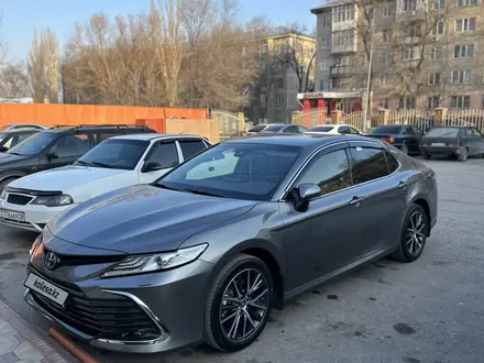 Toyota Camry 2023 года за 20 100 000 тг. в Тараз – фото 2