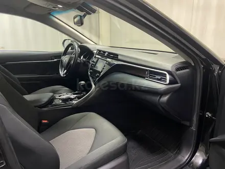 Toyota Camry 2020 года за 10 700 000 тг. в Алматы – фото 6