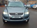 Volkswagen Touareg 2008 года за 8 300 000 тг. в Астана