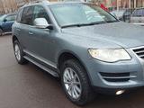 Volkswagen Touareg 2008 года за 8 300 000 тг. в Астана – фото 2