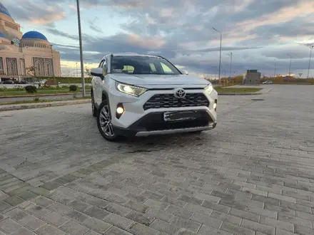Toyota RAV4 2020 года за 13 500 000 тг. в Астана – фото 2