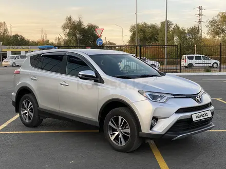 Toyota RAV4 2017 года за 10 600 000 тг. в Уральск – фото 2