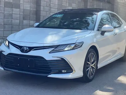 Toyota Camry 2023 года за 18 300 000 тг. в Атырау