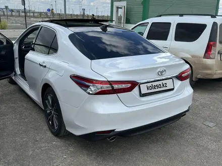 Toyota Camry 2023 года за 18 300 000 тг. в Атырау – фото 2