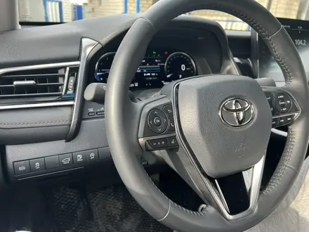 Toyota Camry 2023 года за 18 300 000 тг. в Атырау – фото 3