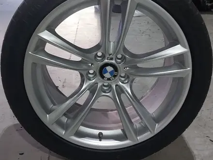 Комплект дисков с резиной на BMW за 550 000 тг. в Алматы – фото 3