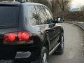 Volkswagen Touareg 2006 года за 2 800 000 тг. в Алматы – фото 2