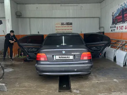 BMW 528 1999 года за 2 850 000 тг. в Тараз