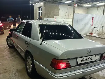 Mercedes-Benz E 200 1993 года за 1 150 000 тг. в Астана – фото 2