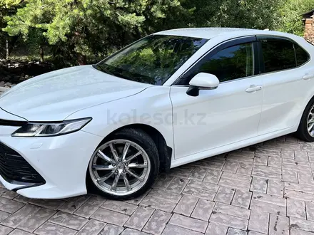 Toyota Camry 2018 года за 12 150 000 тг. в Алматы – фото 3