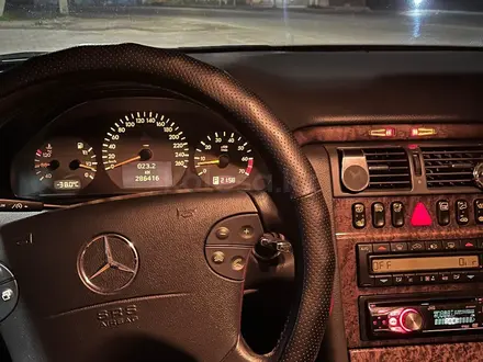 Mercedes-Benz E 320 2000 года за 4 100 000 тг. в Мерке – фото 12