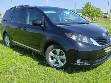 Toyota Sienna 2017 года за 11 000 000 тг. в Актобе – фото 2