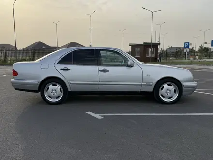Mercedes-Benz E 320 1999 года за 3 300 000 тг. в Шымкент – фото 2