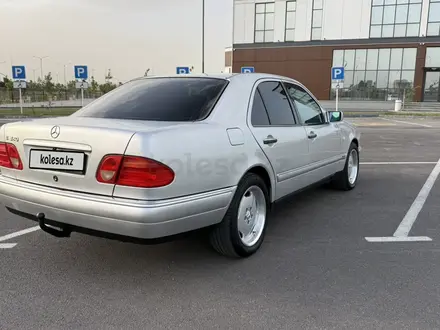 Mercedes-Benz E 320 1999 года за 3 300 000 тг. в Шымкент – фото 3
