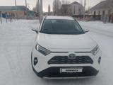 Toyota RAV4 2021 года за 16 300 000 тг. в Актобе – фото 2