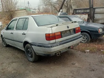 Volkswagen Vento 1993 года за 800 000 тг. в Семей – фото 2