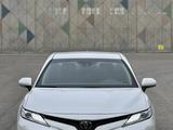 Toyota Camry 2020 года за 15 900 000 тг. в Шымкент – фото 2