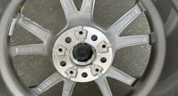 Резину с дисками размер 225/50/17 за 460 000 тг. в Алматы – фото 5