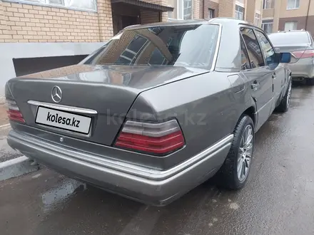 Mercedes-Benz E 280 1993 года за 2 200 000 тг. в Жезказган – фото 3