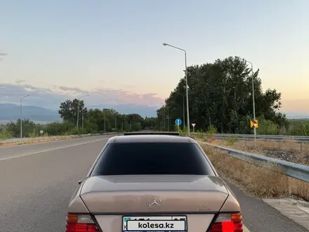 Mercedes-Benz E 200 1993 года за 2 700 000 тг. в Алматы