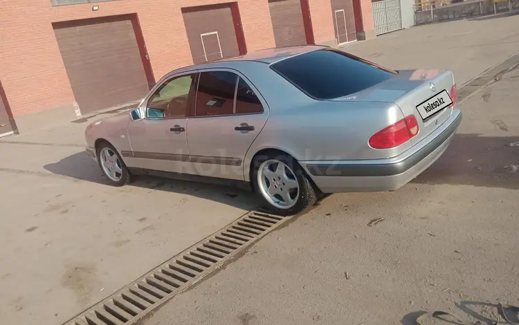 Mercedes-Benz E 200 1997 года за 2 700 000 тг. в Алматы