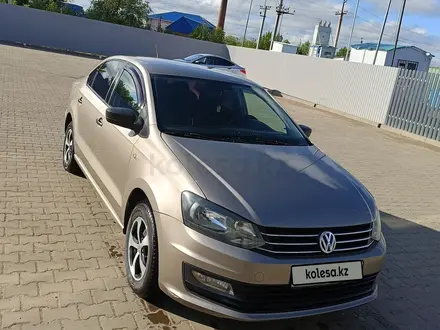 Volkswagen Polo 2015 года за 5 100 000 тг. в Уральск – фото 2