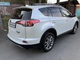 Toyota RAV4 2017 года за 15 300 000 тг. в Алматы – фото 3