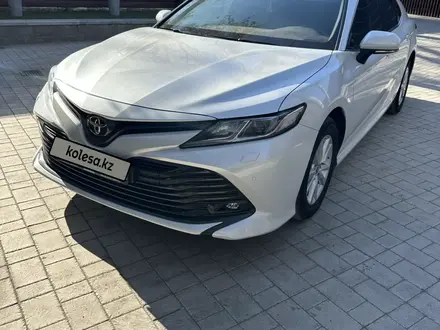 Toyota Camry 2020 года за 13 900 000 тг. в Павлодар – фото 2