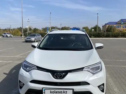 Toyota RAV4 2018 года за 15 000 000 тг. в Актобе