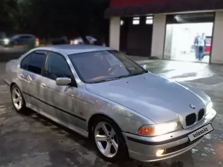 BMW 528 1997 года за 2 950 000 тг. в Семей – фото 2