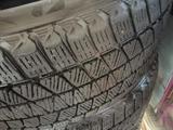 Шины почти новые Bridgestone235/55/20 — 4штуки за 160 000 тг. в Астана – фото 2