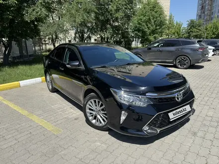 Toyota Camry 2017 года за 14 500 000 тг. в Усть-Каменогорск – фото 2