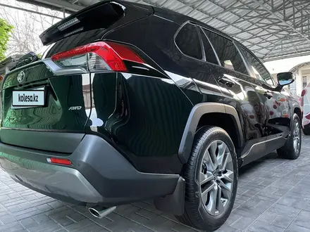 Toyota RAV4 2022 года за 17 450 000 тг. в Алматы – фото 35
