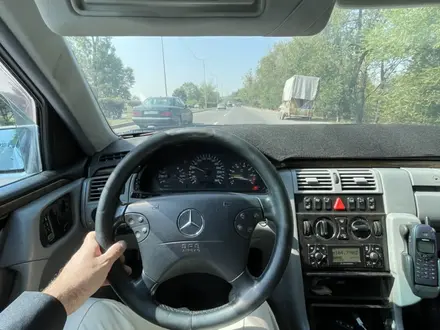 Mercedes-Benz E 320 1998 года за 4 000 000 тг. в Каскелен – фото 17