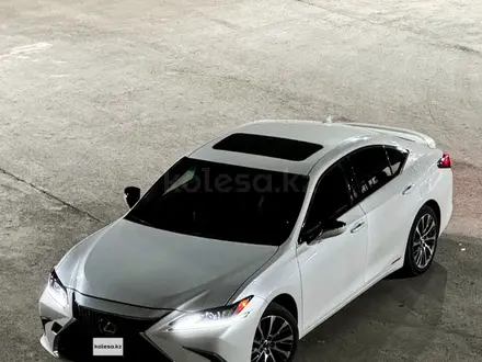 Lexus ES 300h 2018 года за 12 500 000 тг. в Актау