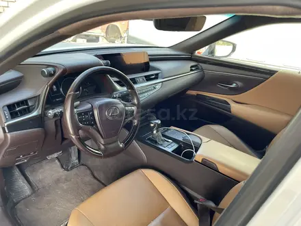 Lexus ES 300h 2018 года за 12 500 000 тг. в Актау – фото 5