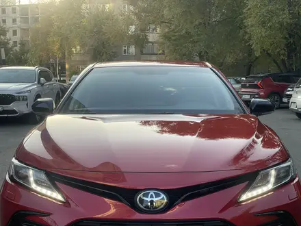 Toyota Camry 2021 года за 14 800 000 тг. в Алматы – фото 77