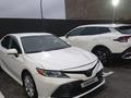 Toyota Camry 2018 года за 11 400 000 тг. в Шымкент – фото 2