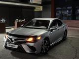 Toyota Camry 2018 года за 8 500 000 тг. в Жанаозен