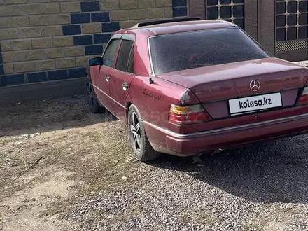 Mercedes-Benz E 200 1993 года за 1 100 000 тг. в Шу – фото 2