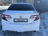 Toyota Camry 2013 года за 6 600 000 тг. в Актобе – фото 4